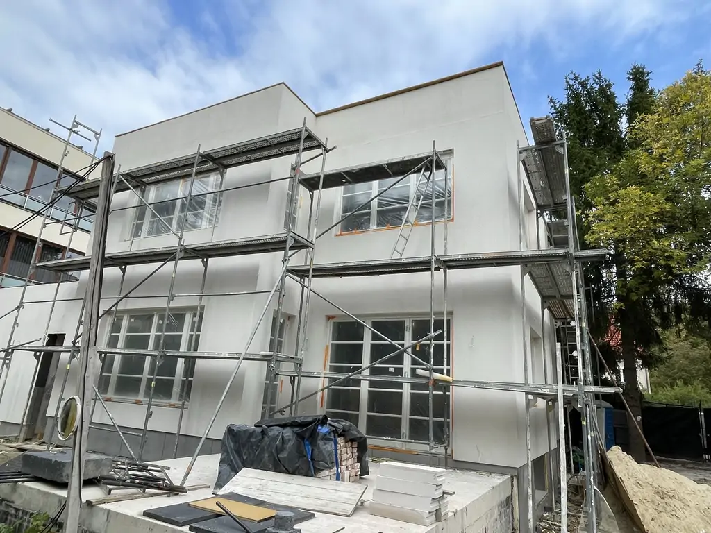 Budynek mieszkalny w trakcie kompleksowego remontu zewnętrznego – elewacja ze stelażem rusztowań.
