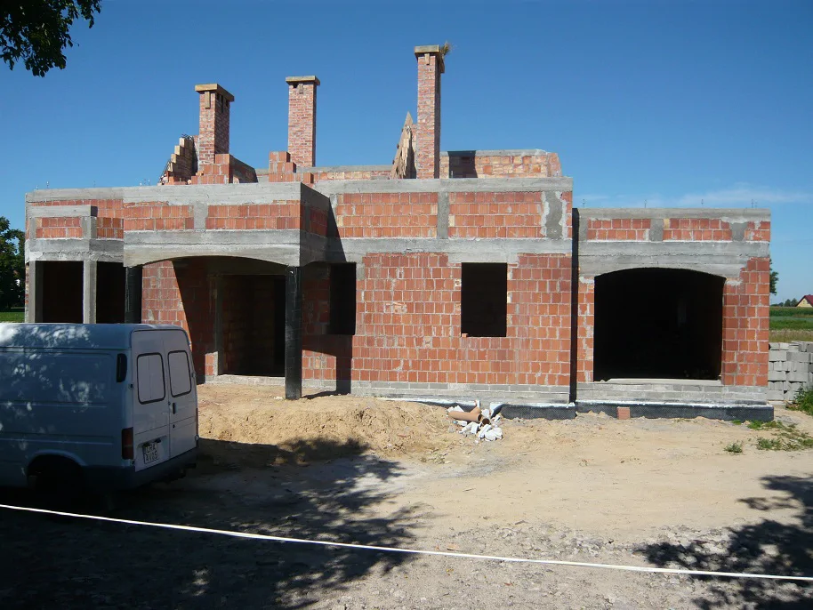 Dom jednorodzinny, ściany murowane, strop, kominy 