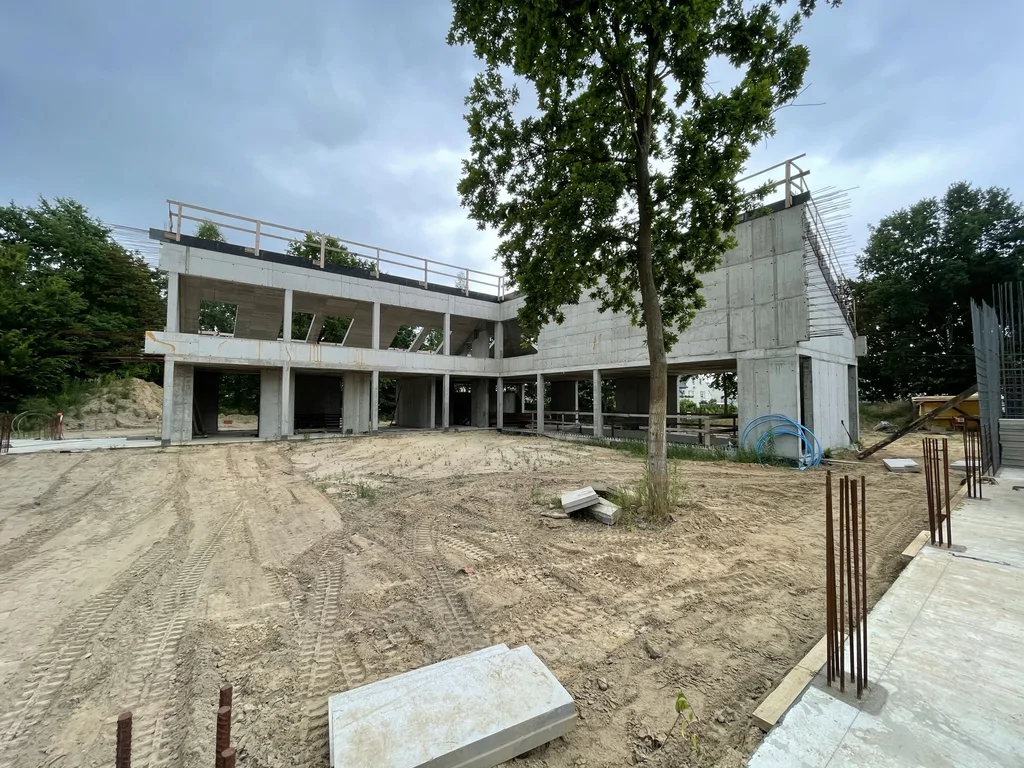 Szkielet żelbetowy z betonu architektonicznego – parter i piętro z dużymi otworami, przygotowanie pod dach/strop skośny