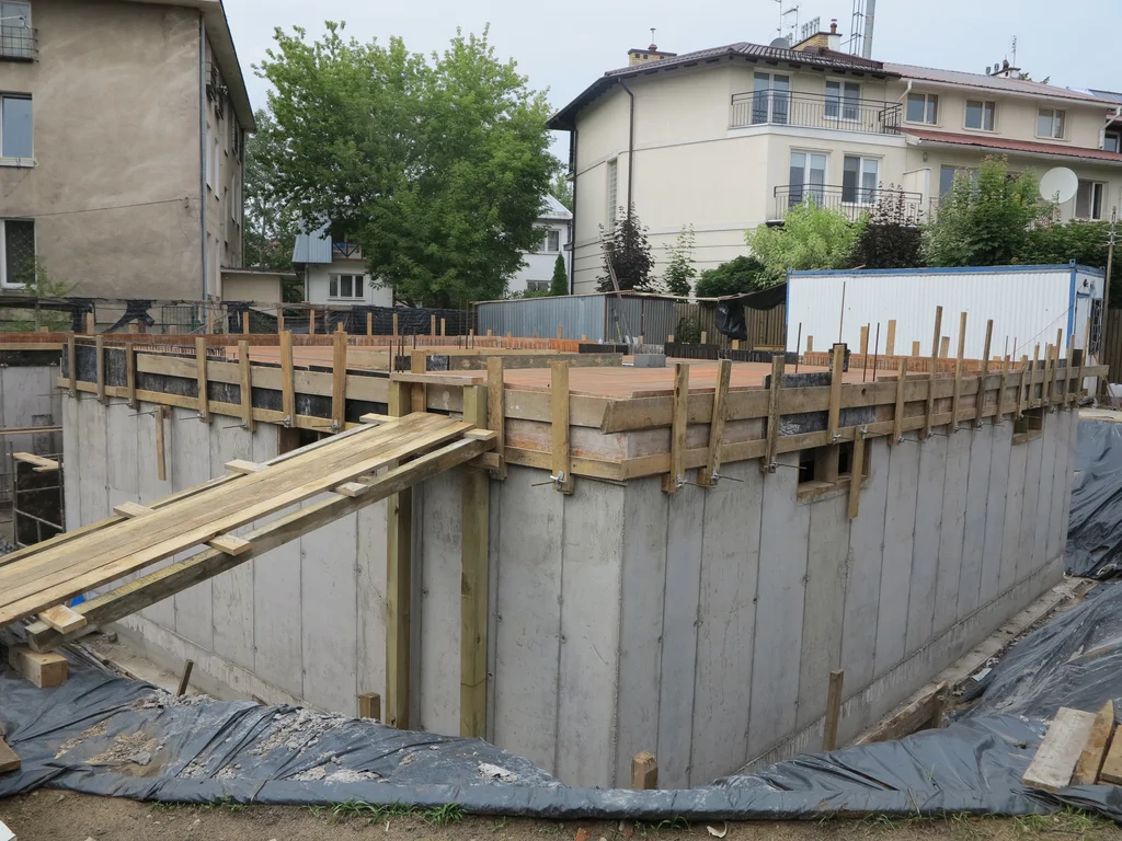 budowa domu jednorodzinnego wykonane ściany żelbetowe piwnicy, szalowany strop technologia białej wannny