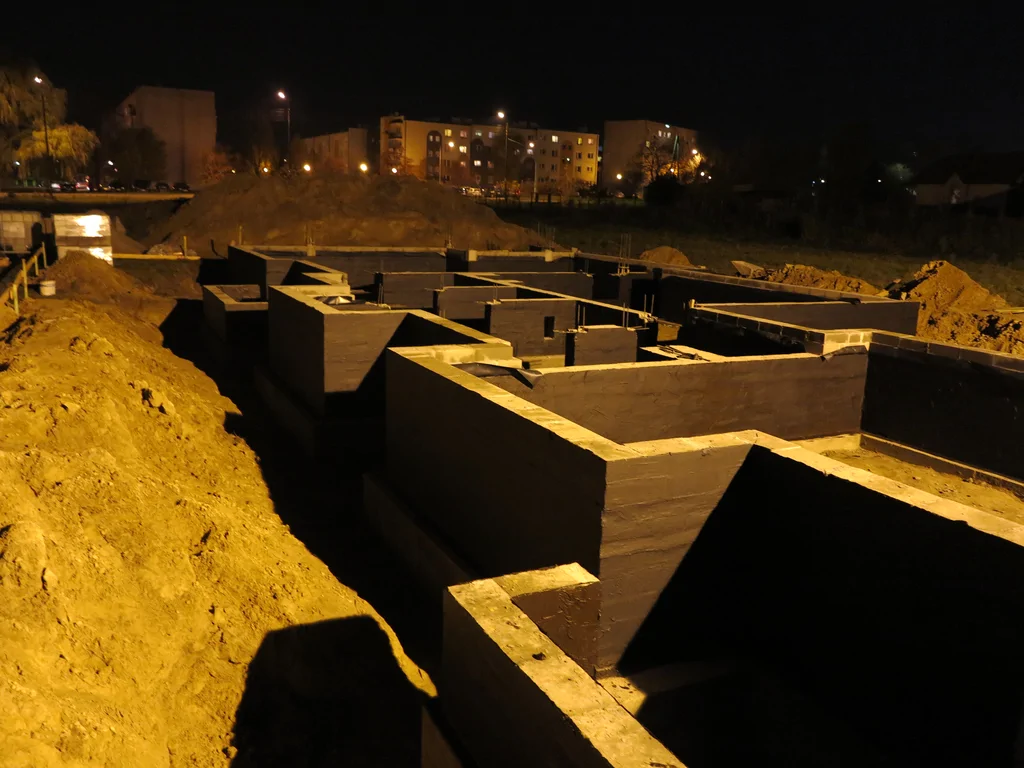 Budowa domu jednorodzinnego wykonane ściany fundamentowe 