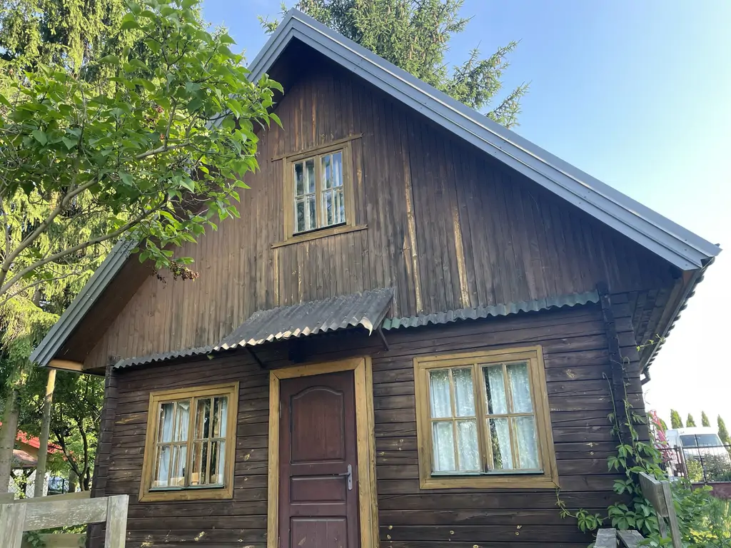 Domek drewniany przed modernizacją – widok frontu od strony wejścia.