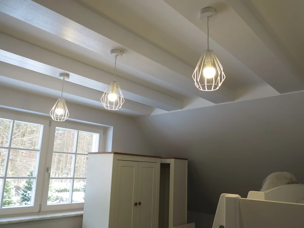 zdobiony sufit podwieszany, białą farba, tapeta na ścianie 