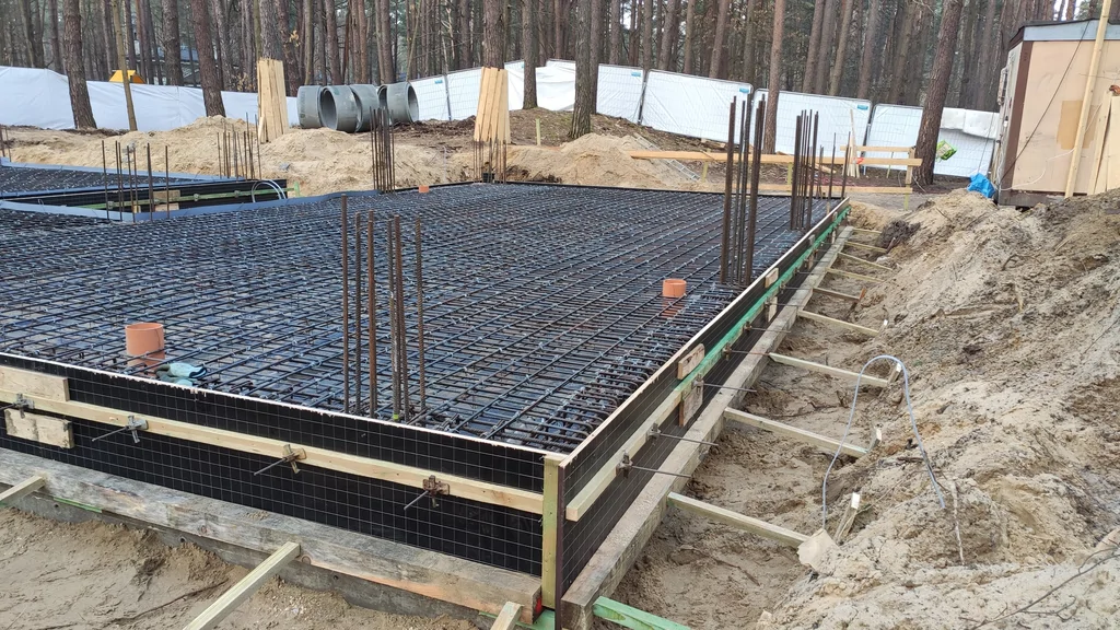 Widok zbrojonej płyty fundamentowej przed betonowaniem w technologii posadowienia na studniach