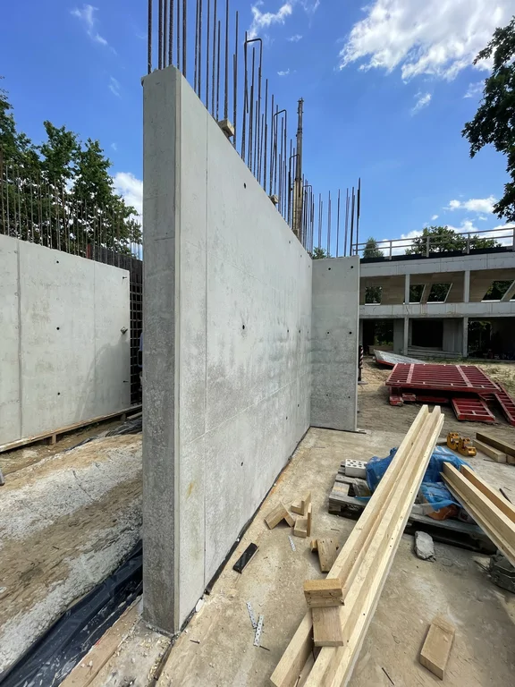 Ściana z betonu architektonicznego z wypuszczonym zbrojeniem – przygotowanie pod dalszą część konstrukcji