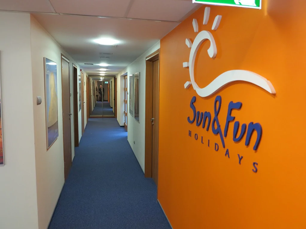 Wykonany remont biura podróży, wykładzina stolik, korytarz, lustro, obrazy