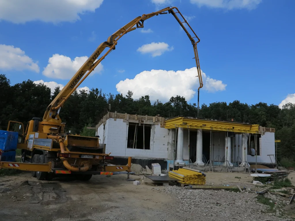 Wylewanie stropu na parterze, w tle pompa do betonu 