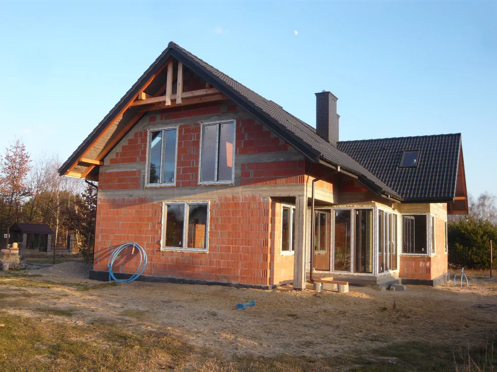 Budynek z oknami i gotowym dachem, widok na strefę tarasu/wyjścia na ogród