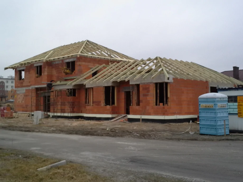 Budowa domu jednorodzinnego wykonane ściany i więźba dachowa