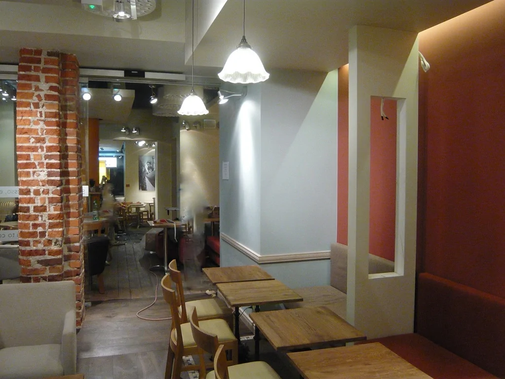 Układ stolików i boksów w Green Caffè Nero po remoncie, widok w głąb lokalu