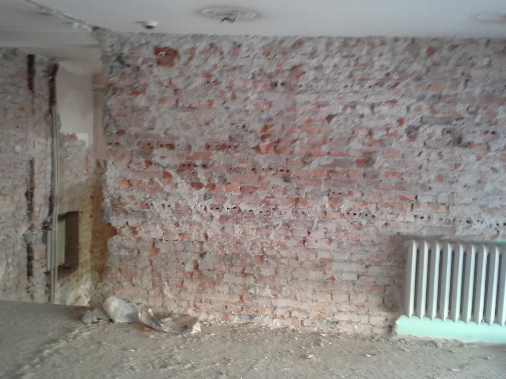 Remont budynku, murowane ściany z cegły 