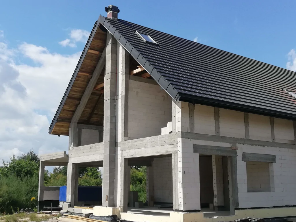 Stan surowy otwarty – żelbetowy szkielet z wypełnieniem murowym oraz pokryciem dachu