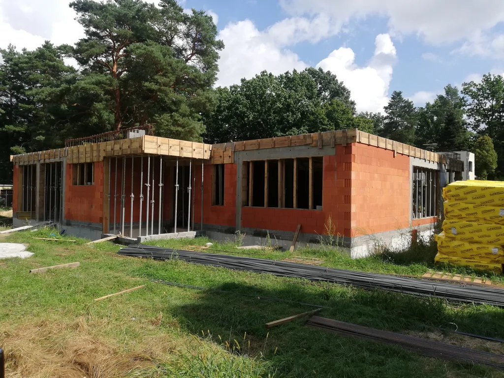 Dom jednorodzinny w Podkowie Leśnej w stanie surowym podczas budowy ścian i stropodachu
