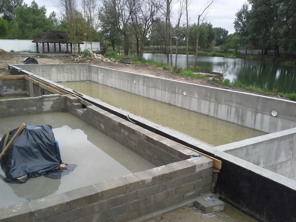 Budowa basenu zewnętrznego, widok na wylane fundamenty 