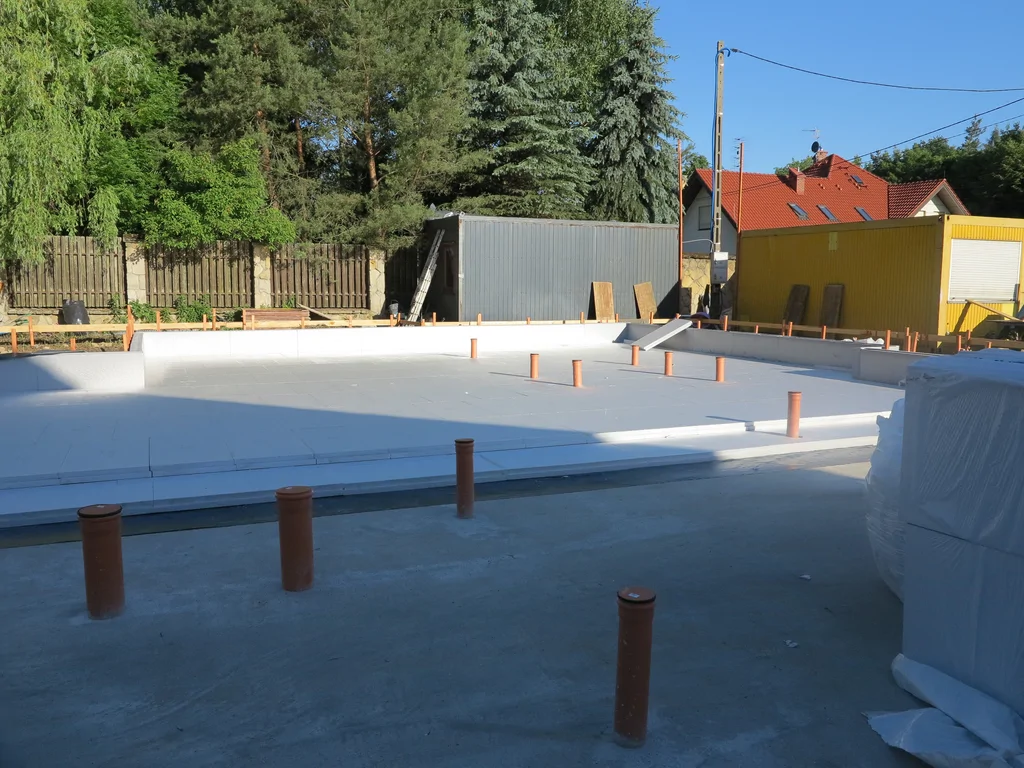 Płyta fundamentowa, widoczny XPS i wyjścia kanalizacyjne 