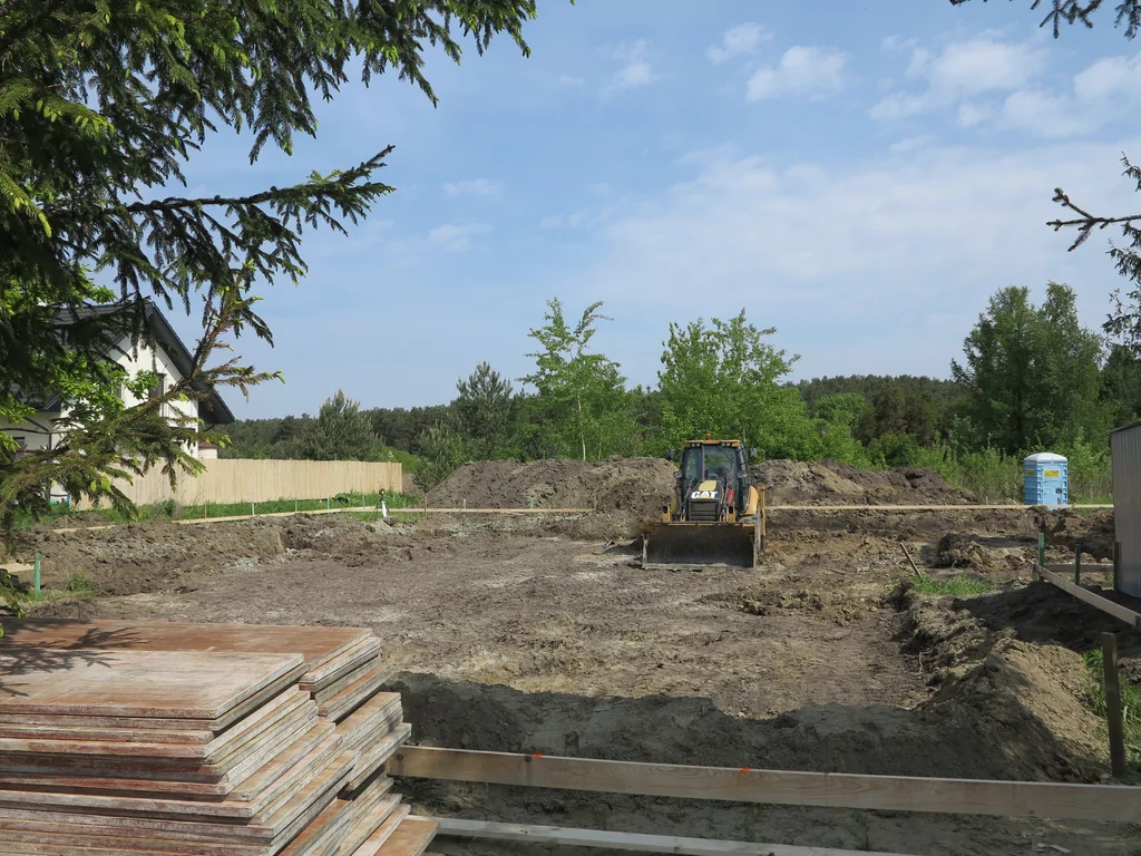 Wykop pod budowę domu, w kle koparka 