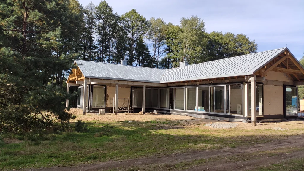 Montaż stolarki i przeszkleń wielkoformatowych w elewacji – budynek parterowy z podcieniem