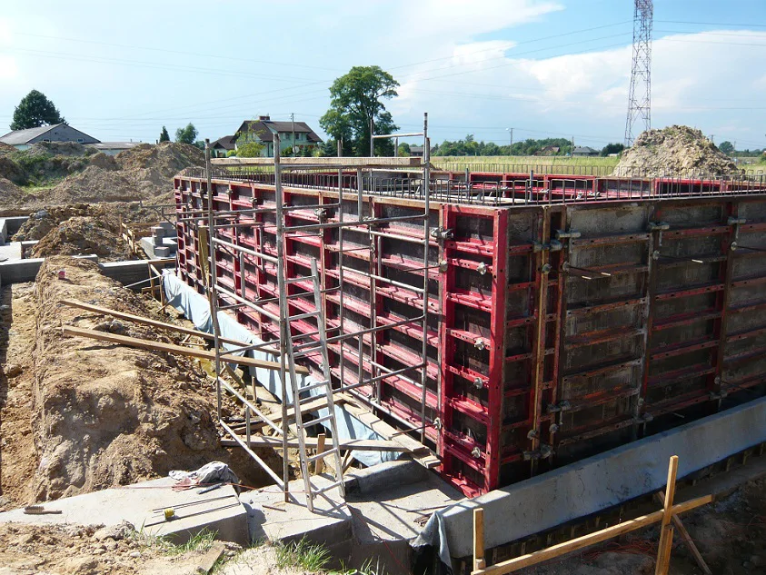 Budowa Domu jednorodzinnego, stan surowy, płyta fundamentowa piwnicy w technologii białej wanny, wylana płyta, szalunki ścian piwnicy