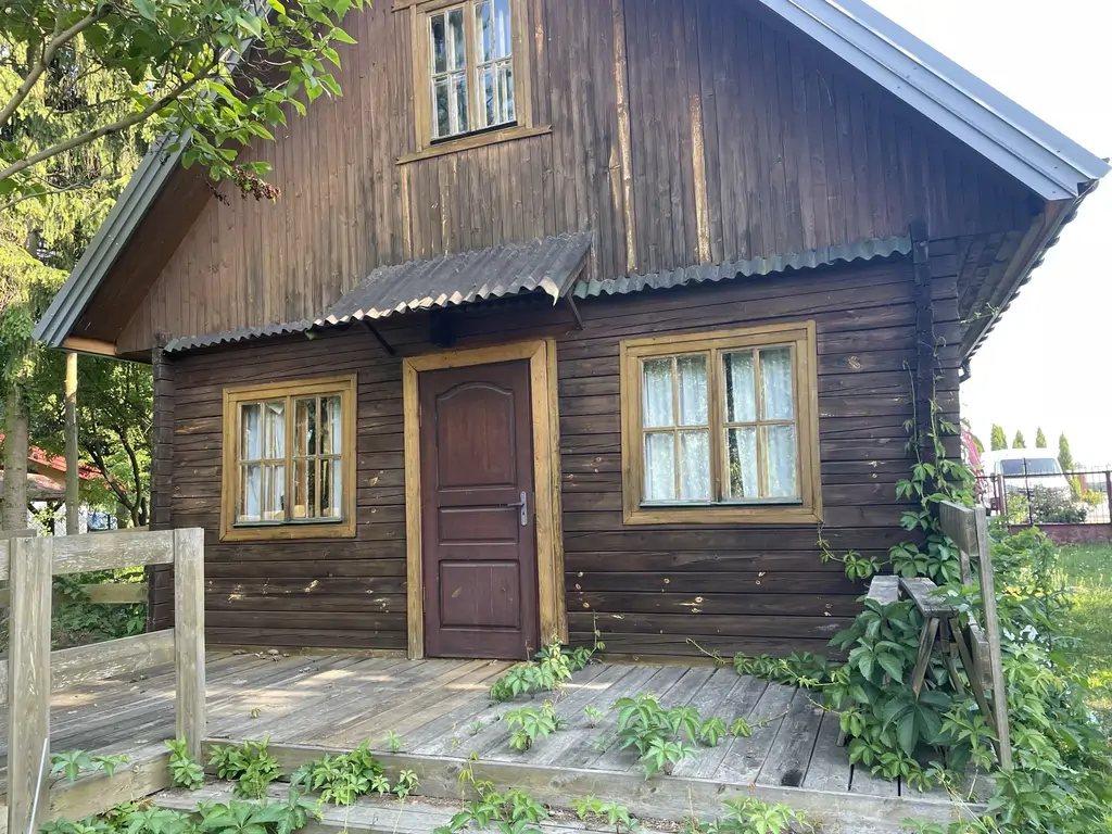 Drewniany budynek przed odnowieniem – elewacja frontowa w stanie istniejącym.