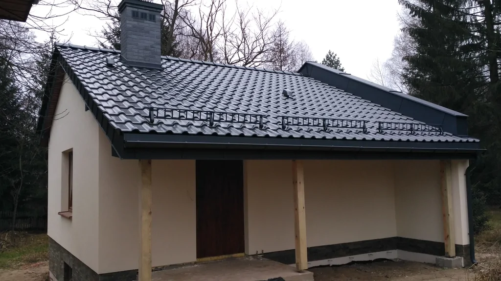 Jasna elewacja strefa wejścia, dach pokryty blachą na rabek, 