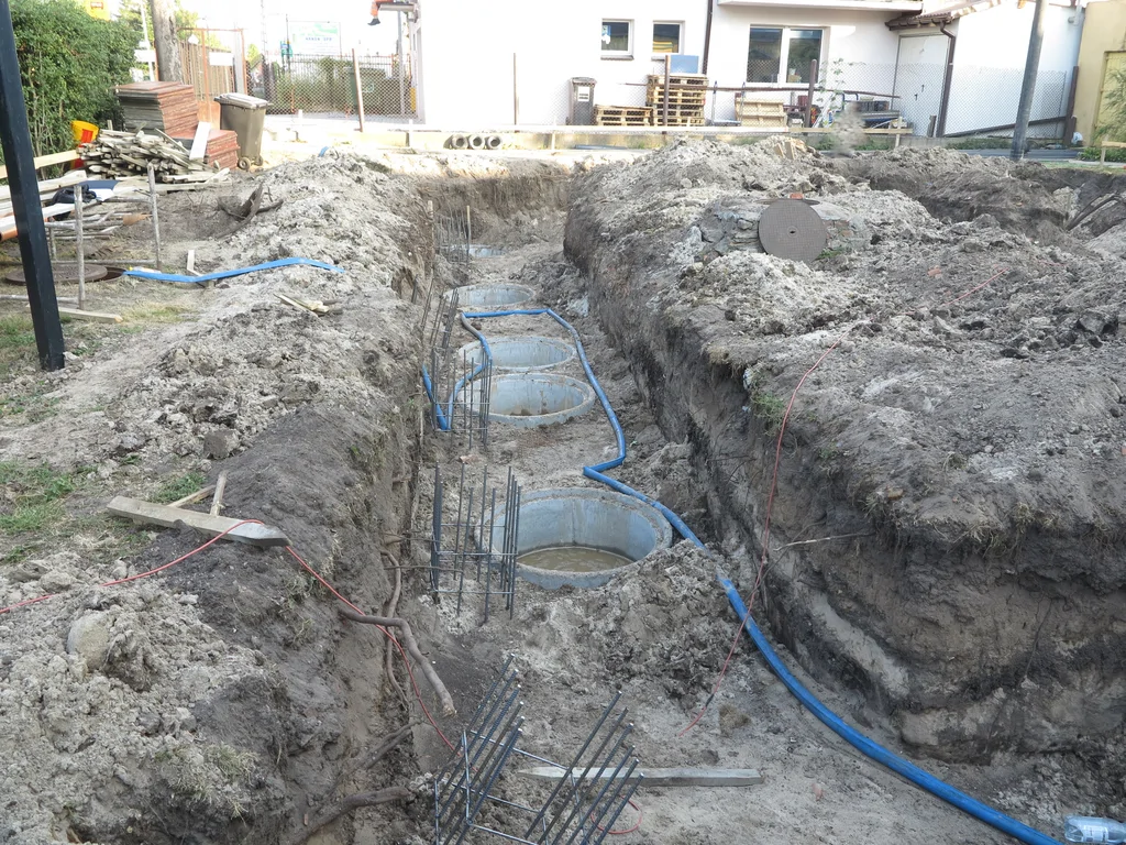 Widoczny wykop i przygotowanie fundamentów pod zalanie studni fundamentowych 