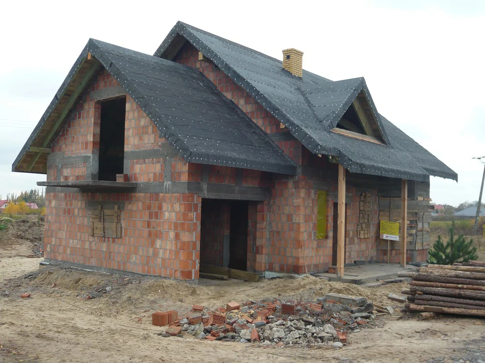 Budowa Domu jednorodzinnego, Stan surowy, mury z porothermu, Więźba dachowa, strop żelbetowy