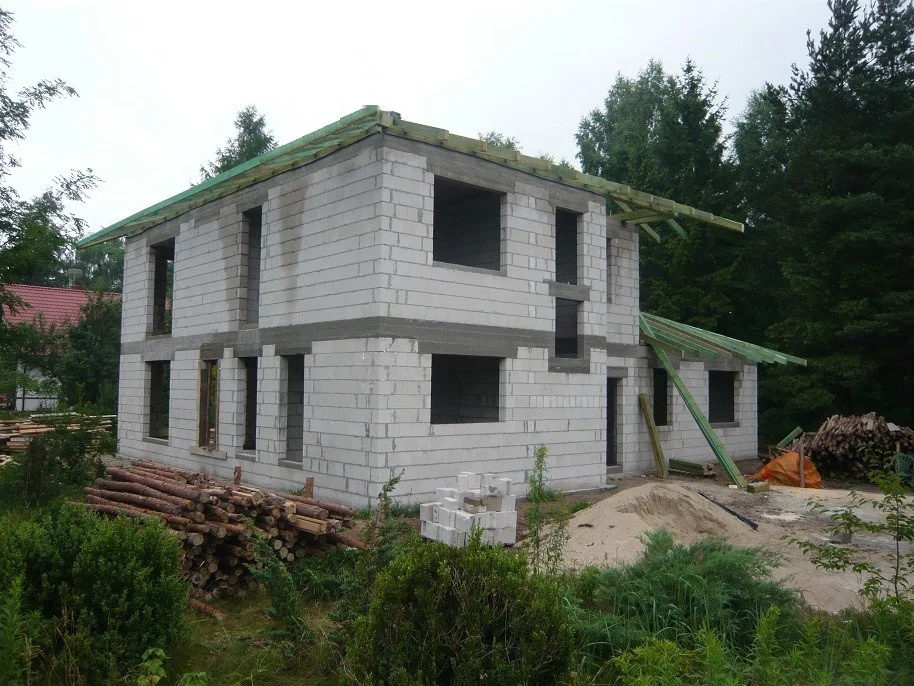 Dom jednorodzinny, wymurowane ściany i wykonywana więźba dachowa