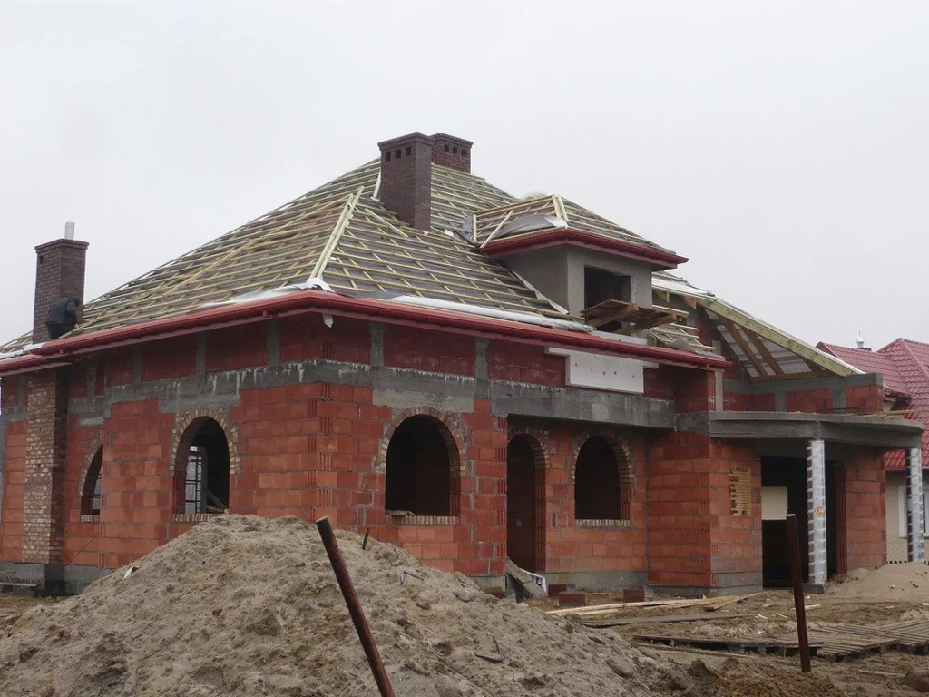 Budowa Domu Jednorodzinnego, stan surowy, mury, stolarka okienna, pokrycie dachu