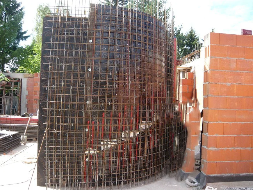 zbrojenie i szalunek ściany żelbetowej po łuku 