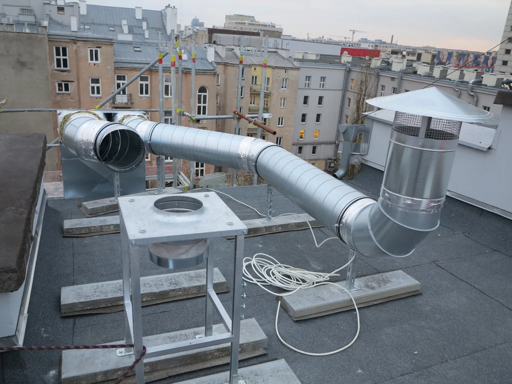 Remont budynku, widok z dachu na zamontowane kominy wentylacyjne 