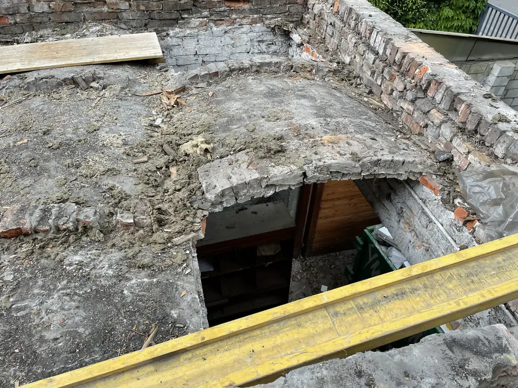 Otwór w stropie podczas prac rozbiórkowych – przygotowanie do przebudowy wewnętrznej i konstrukcyjnej.