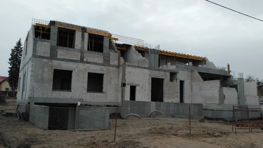 Budynek w stanie surowym, ściany  z silikatów elementy konstrukcyjne, rampa zjazdowa 