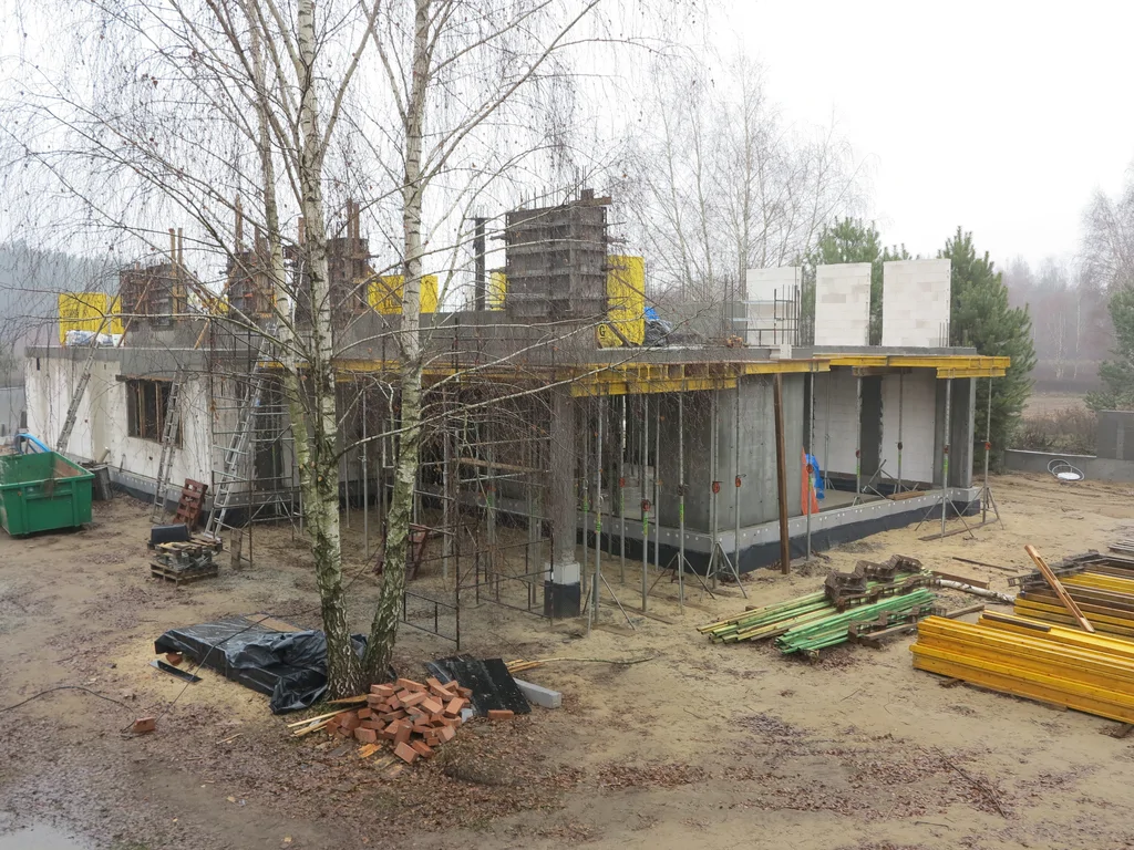 Budowa domu w stanie surowym, ściany z silikatów, szalunek na ścianach pietra