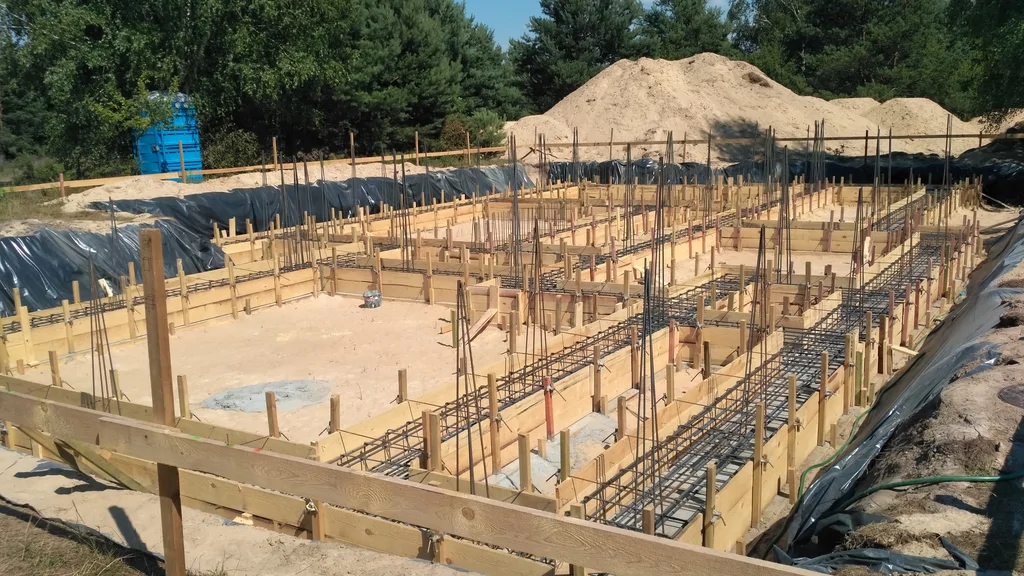 Szalunek ław fundamentowych wraz ze zbrojeniem