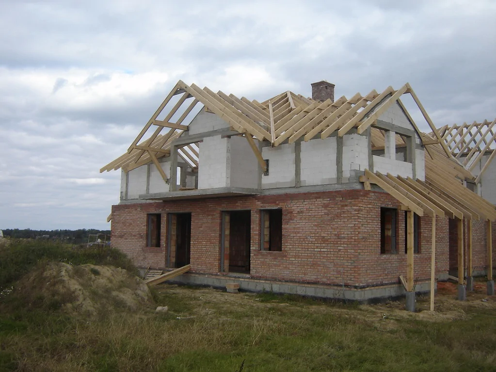 Budowa domu w stanie surowym z więźbą dachową