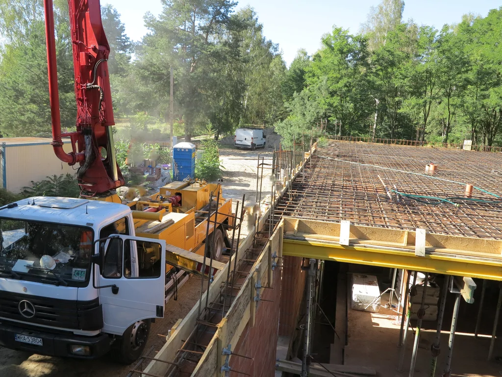 wylewanie stropu parteru, widoczne zbrojenie 