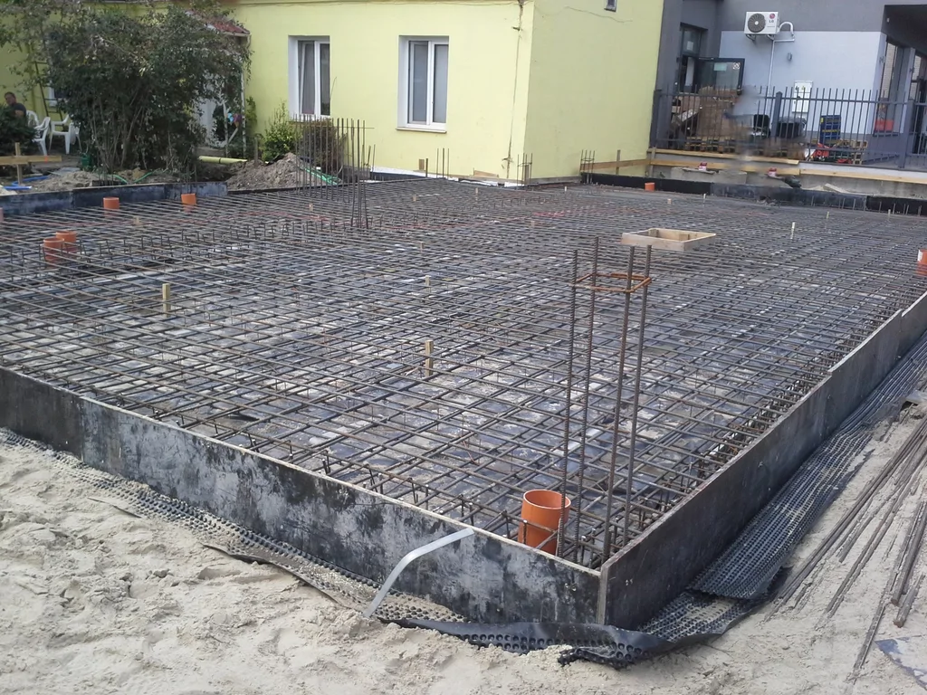 Zbrojenie płyty fundamentowej, szalunek, otwory kanalizacyjne 