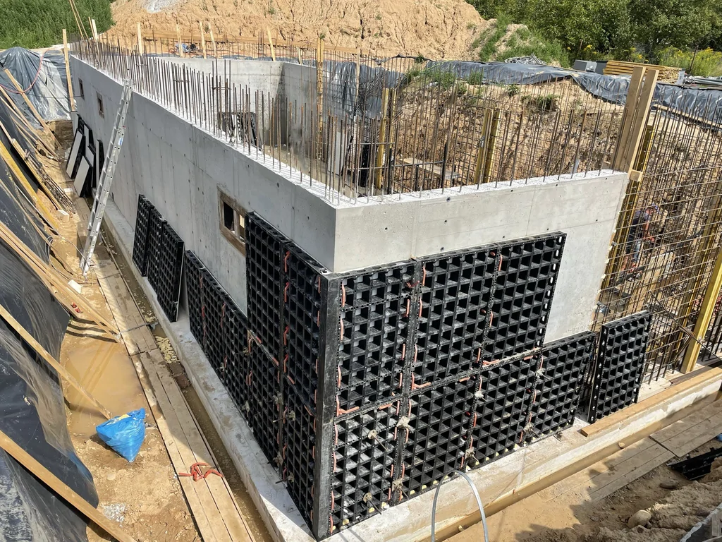 Deskowanie systemowe ścian piwnicy w technologii białej wanny w trakcie wykonywania konstrukcji żelbetowej