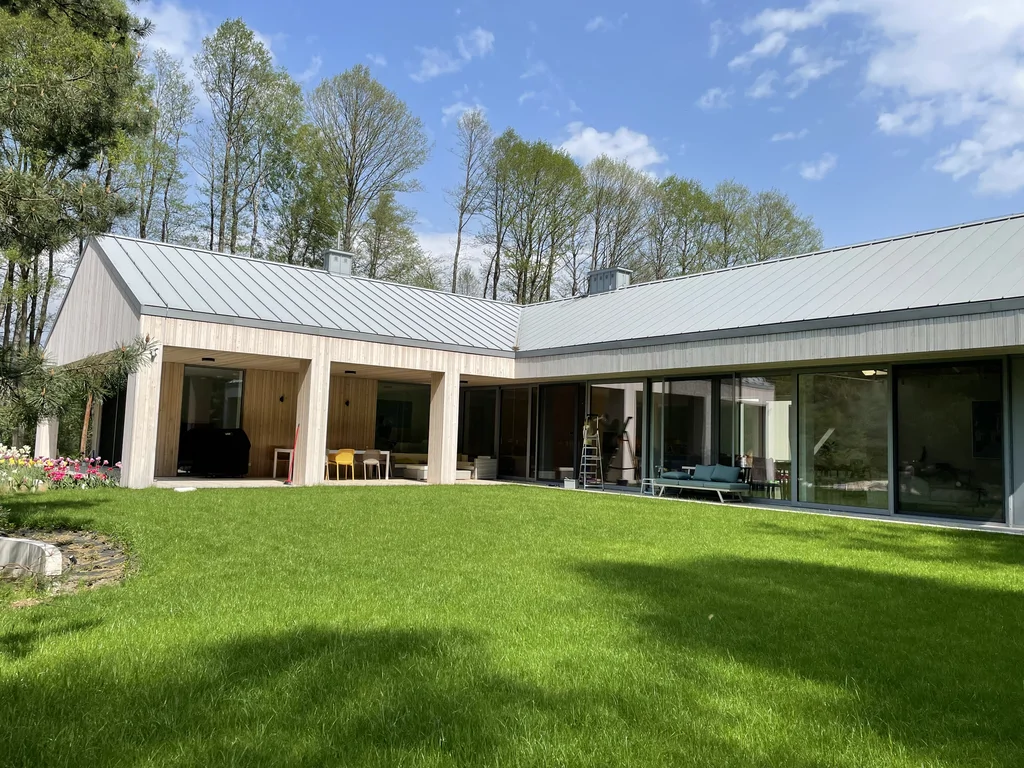 Nowoczesny dom w otoczeniu natury z drewnianą elewacją