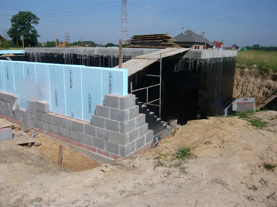 Budowa Domu jednorodzinnego, stan surowy, płyta fundamentowa piwnicy w technologii białej wanny, Izolacje, bloczki fundamentowe