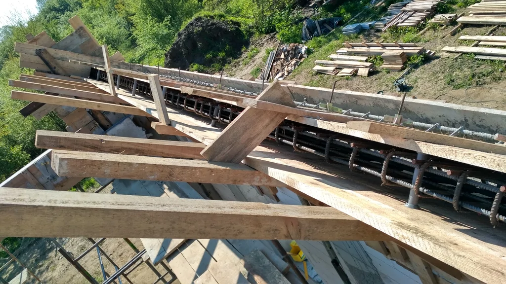 szalunek wieńca wylewanego po skosie 