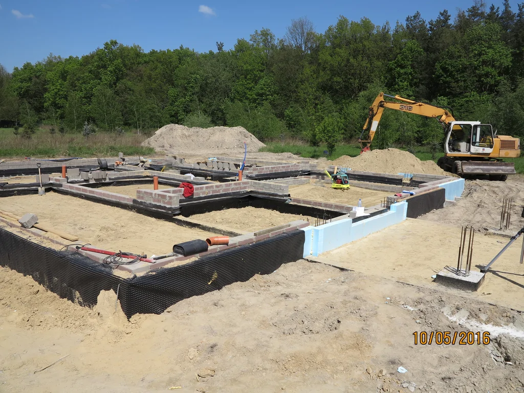 Wykonane fundamenty, częściowo zasypki, izolacja z XPS i folia kubełkowa