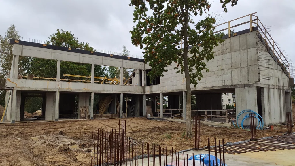 Widok ogólny: parter i piętro z betonu architektonicznego oraz elementy przygotowania pod skośny strop żelbetowy