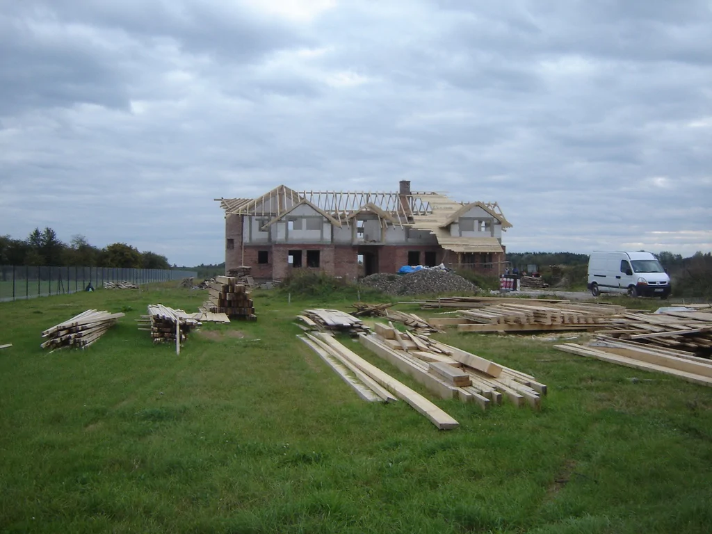 Budowa domu w stanie surowym z więźbą dachową