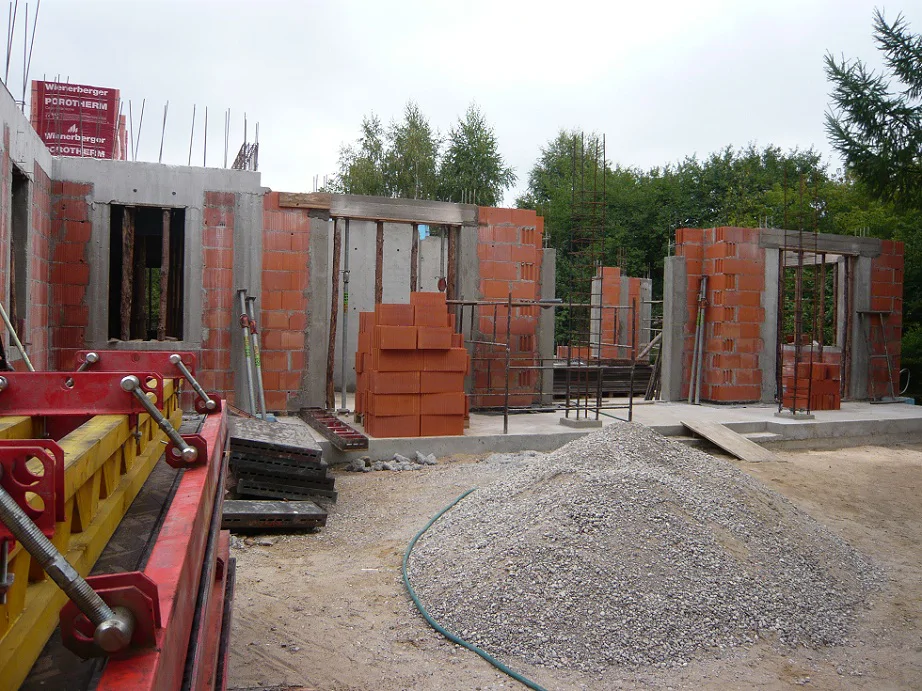 murowanie ścian z pustaków ceramicznych, materiały i kruszywo na placu budowy