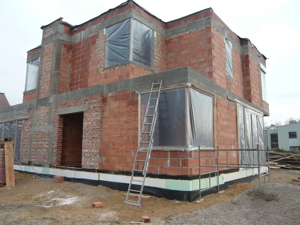 Stan surowy zamknięty folią: zabezpieczone otwory okienne