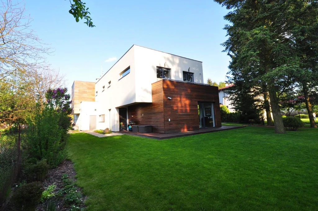 Budowa Domu jednorodzinnego, realizacja pod klucz, Elewacja BSO, kamień , Stolarka okienna, dach płaski, zieleń, trawa