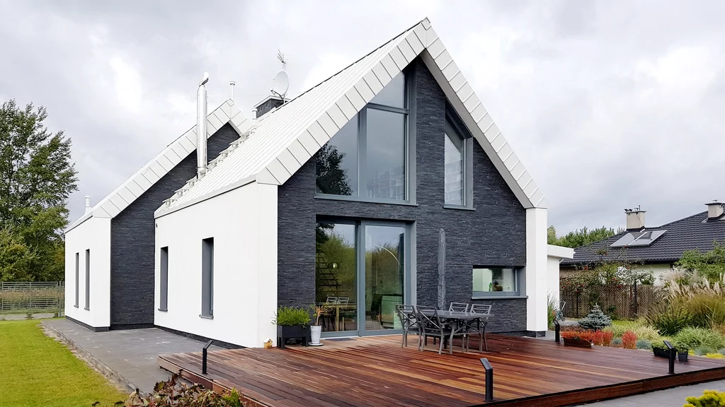 Dom w stanie pod Klucz, taras przed domem, dużo zieleni 