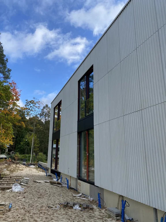 Elewacja boczna z dużymi przeszkleniami nowoczesnego budynku