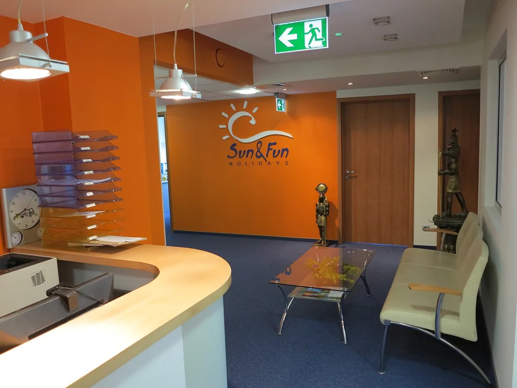 Wykonany remont biura podróży, wykładzina stolik szklany, pomalowane ściany, artefakty 